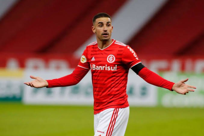 Mano Menezes fala sobre possibilidade de utilizar Thiago Galhardo no Inter