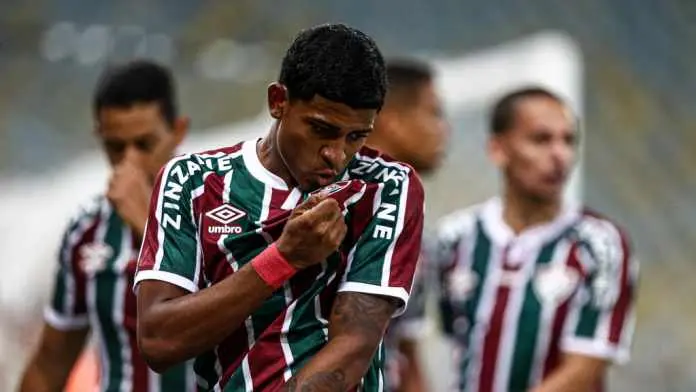 Coritiba tem interesse no atacante John Kennedy, do Fluminense