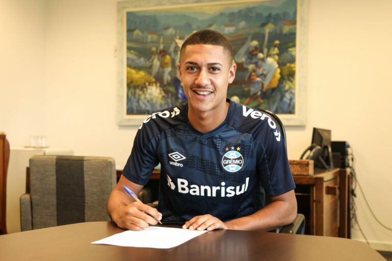 Grêmio renova com promessa para a lateral-esquerda