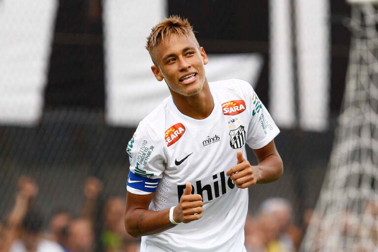 De férias, Neymar visita seu instituto em Praia Grande e anima torcedores do Santos