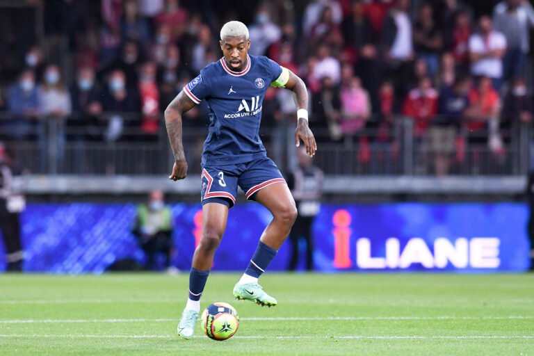 Após mais uma derrota, ultras do PSG protestam e  Kimpembe responde