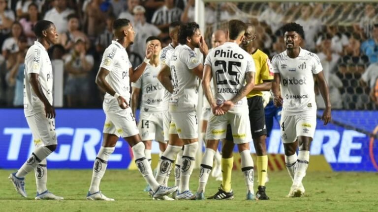 VAR atua de forma decisiva no jogo do Santos em duas situações, veja conversa