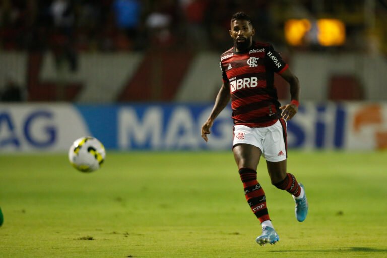 Flamengo trava conversas pela renovação de Rodinei