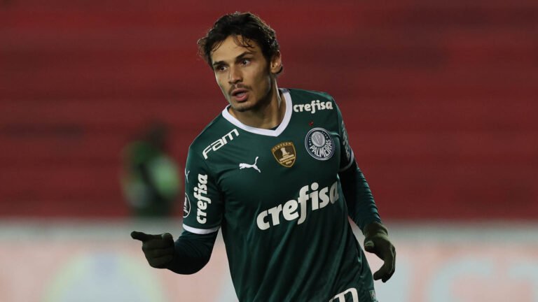 Raphael Veiga participa de treino do Palmeiras e pode voltar contra o Avaí