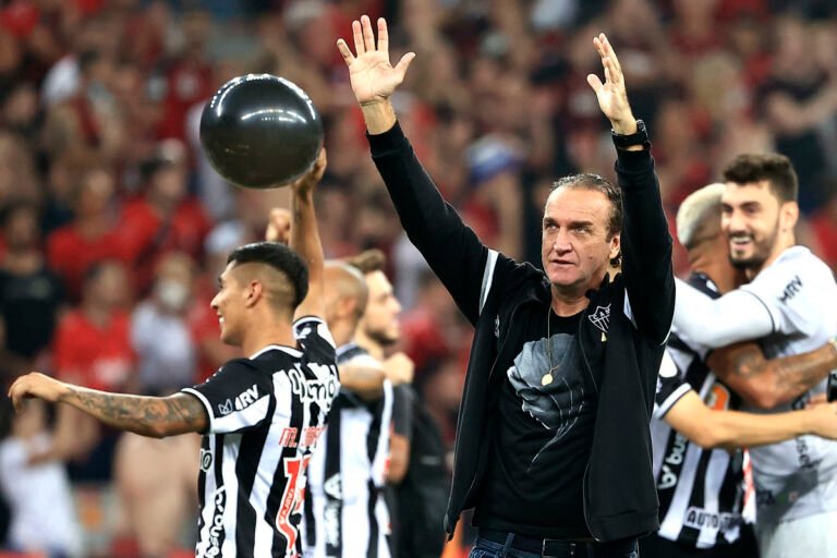 Cuca evita comentar sobre Flamengo e ameaças de seu irmão contra internauta