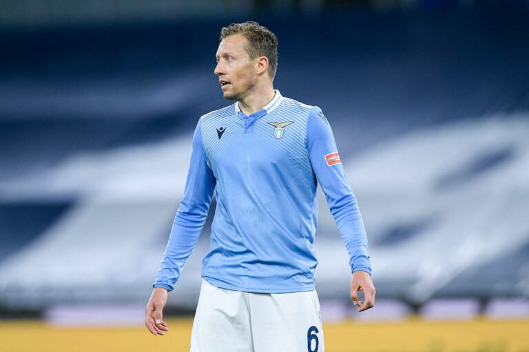 Lucas Leiva aceitou reduzir seu salário em 30% para acertar com Grêmio