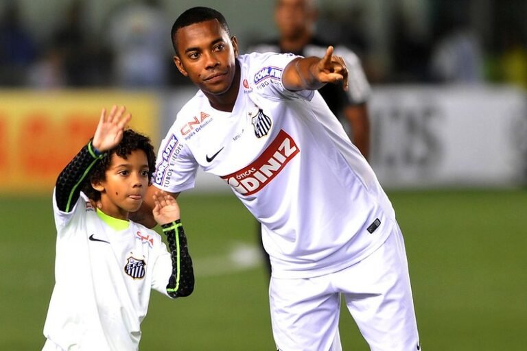 Filho do atacante Robinho assina contrato de formação com o Santos