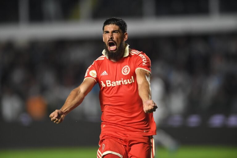 Mano Menezes fala sobre escalar Bruno Méndez na próxima partida do Brasileirão