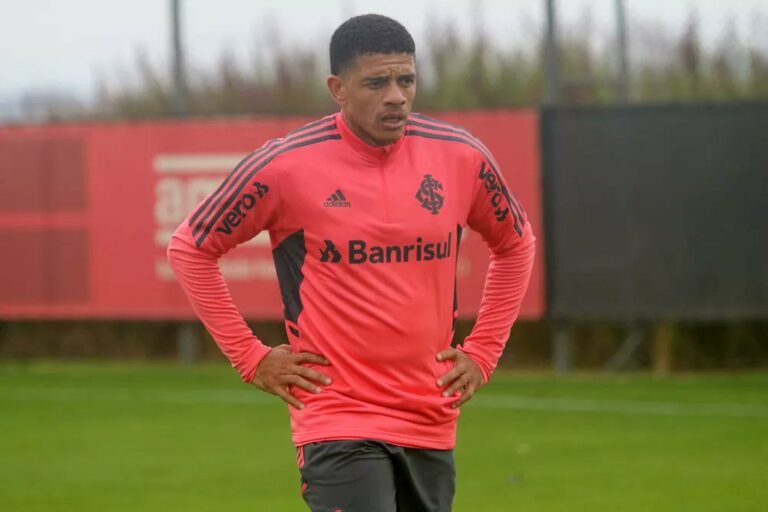 Taison confronta jornalistas na sala de imprensa do Internacional