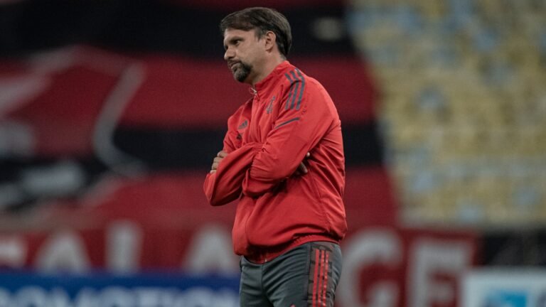 Ex-técnico do Flamengo é cotado para assumir o Vasco