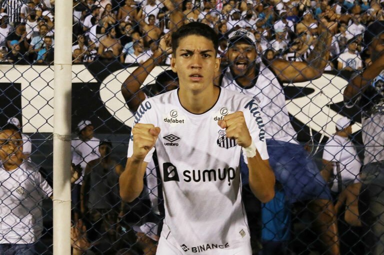 Destaque da base, Jair assina renovação e estende contrato com Santos; veja os detalhes