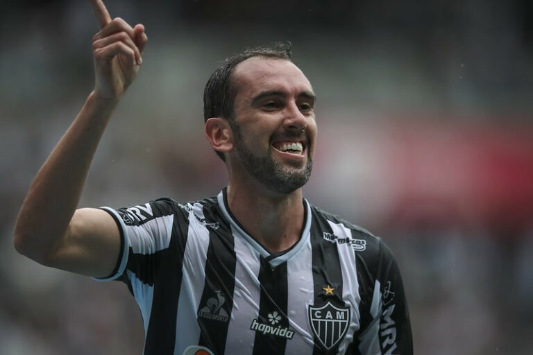 Atlético Mineiro e Godín possuem acordo verbal para rescisão de contrato do zagueiro com o clube