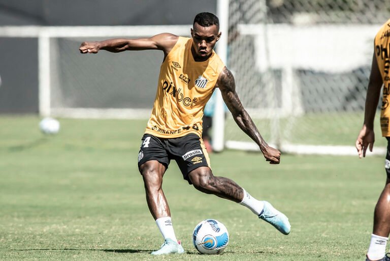 Lucas Pires revê seu ex-clube e projeta disputa dura: “Será resolvido em 180 minutos”