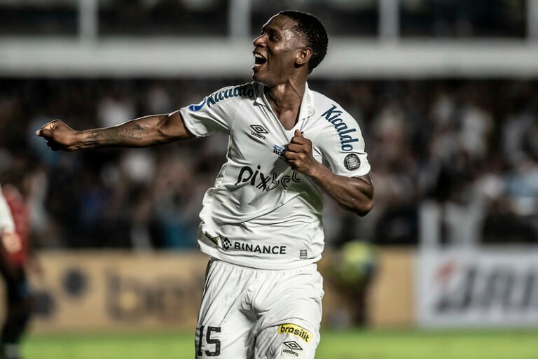 Chegou a hora de Bryan Angulo achar seu espaço no Santos?