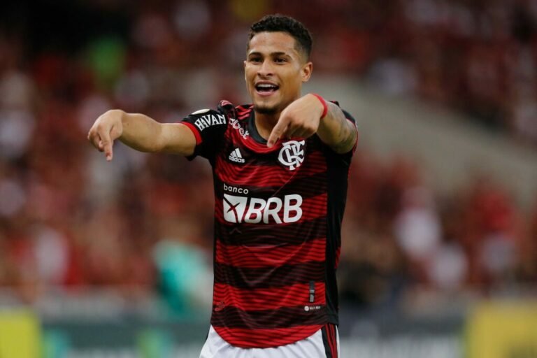 Flamengo tem renovação encaminhada com João Gomes