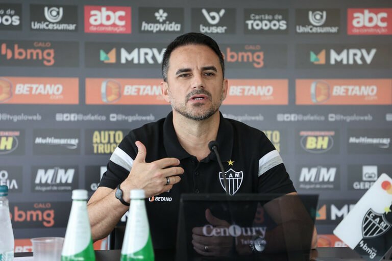 Diante janela de transferências, Rodrigo Caetano comenta possíveis saídas e descarta reforços pro Atlético: “não temos orçamento pra isso”