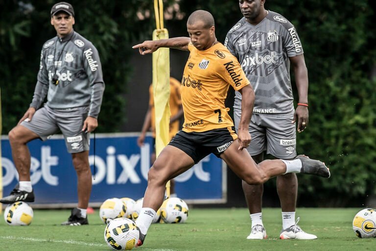 Clube uruguaio faz sondagem por Carlos Sánchez, que também interessa a brasileiros