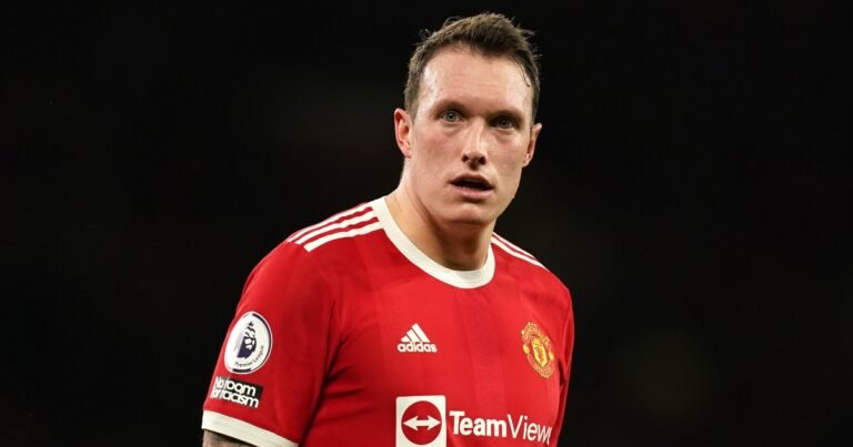 Três clubes estão interessados por Phil Jones, do Manchester United