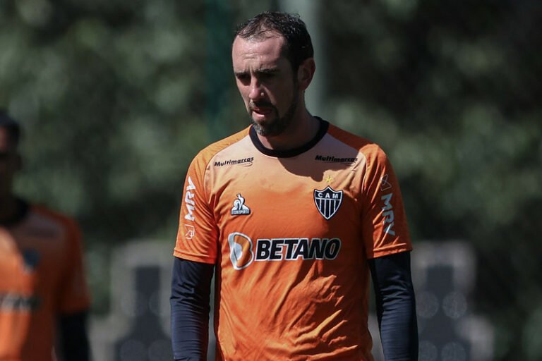 Rodrigo Caetano comenta situação de Diego Godín, que deve ter sua saída oficializada nessa semana