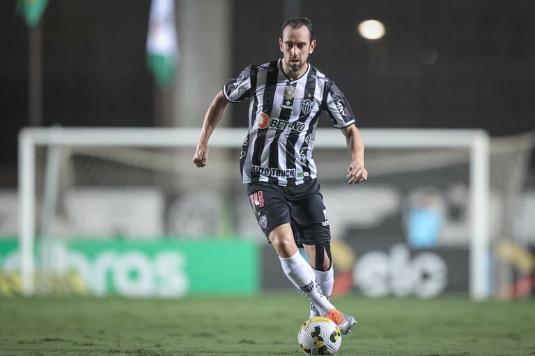 Presidente do Vélez Sarsfield comenta negociação por Diego Godín, do Atlético Mineiro