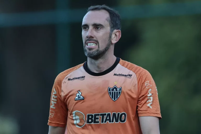 Atlético-MG aceita liberar Godín, que deve acertar com Vélez