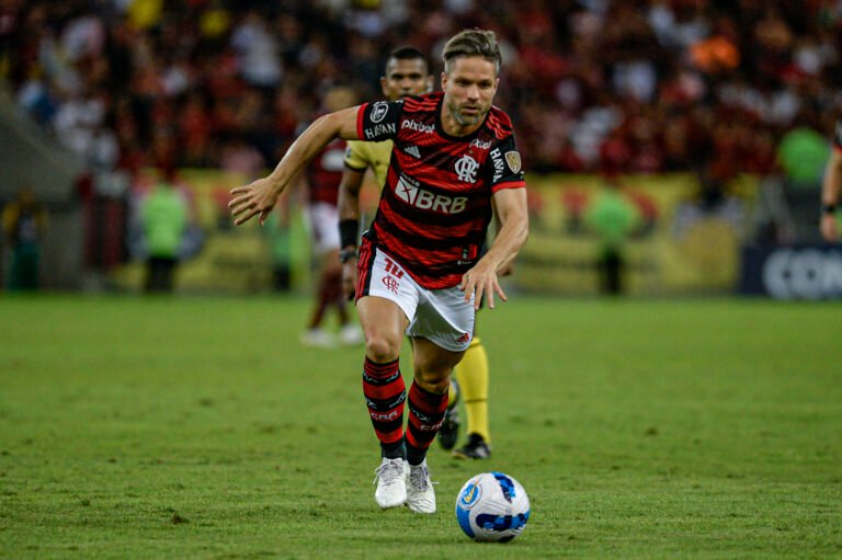 Empresário de Diego Ribas descarta saída do Flamengo para o Grêmio