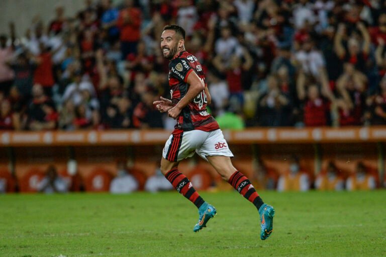 7 laterais-direitos do futebol brasileiro que podem chegar ao Santos de graça