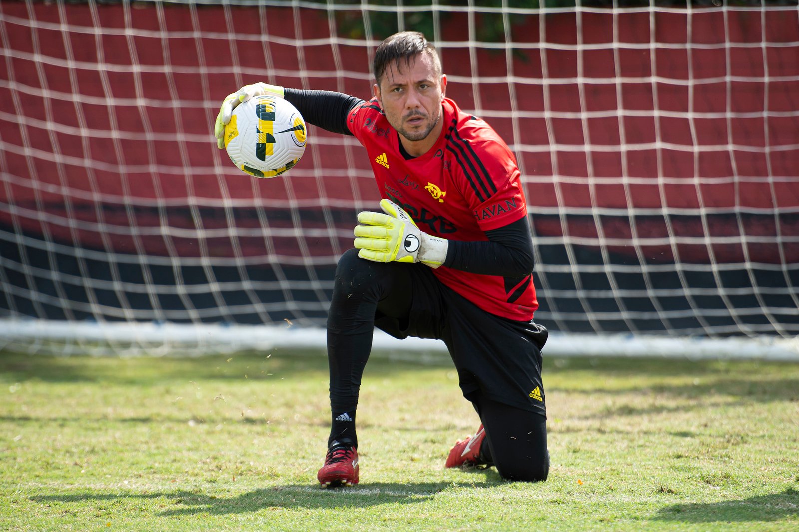Diego Alves pode ser relacionado contra o Fortaleza; Santos avança em recuperação