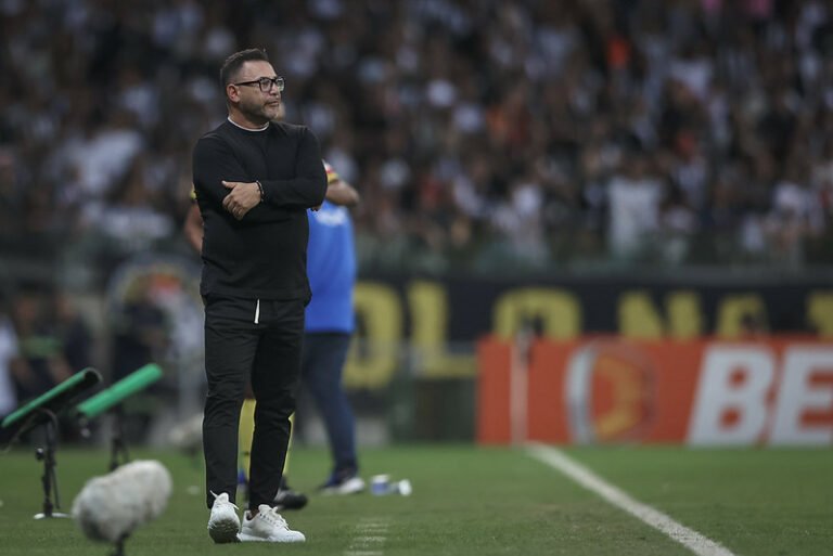 Turco Mohamed tem multa milionária caso seja demitido pelo Atlético Mineiro, afirma jornalista