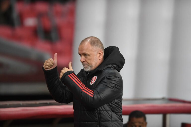 Mano Menezes explica mudança no Internacional contra o Bragantino