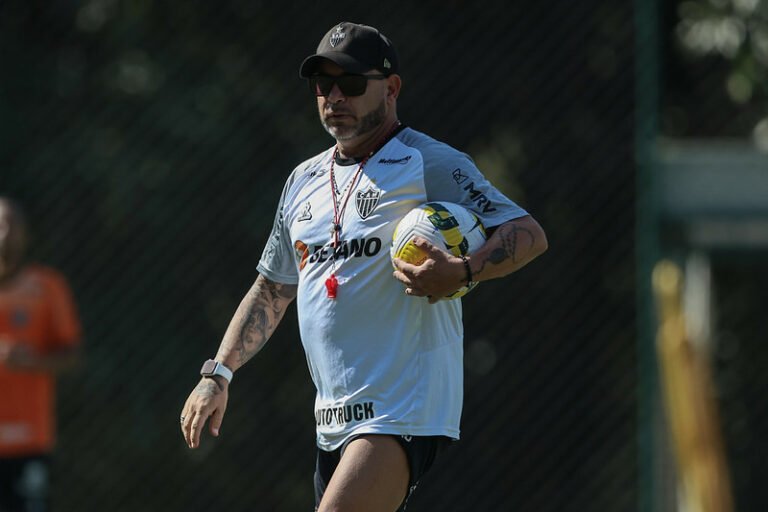 Após cobrança interna a jogadores e comissão técnica, Atlético não pensa em demissão de Turco Mohamed, afirma portal