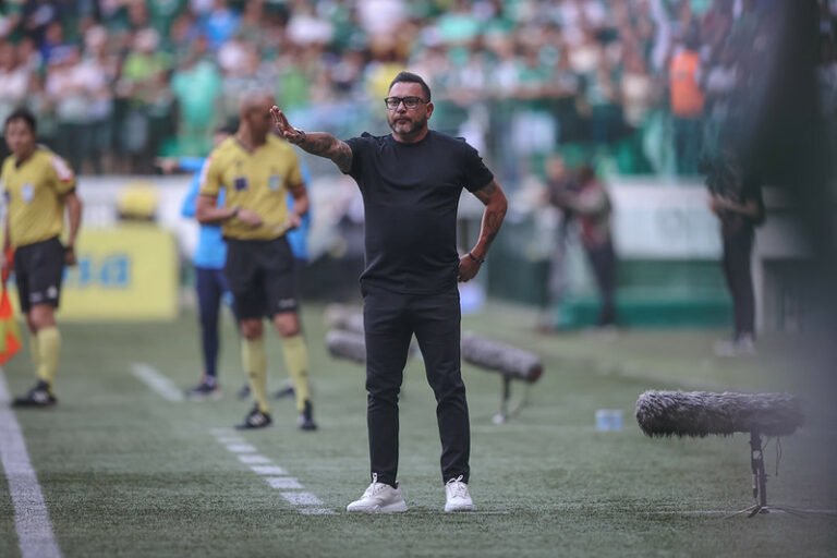Após reclamações de Abel Ferreira, Turco Mohamed fala sobre arbitragem