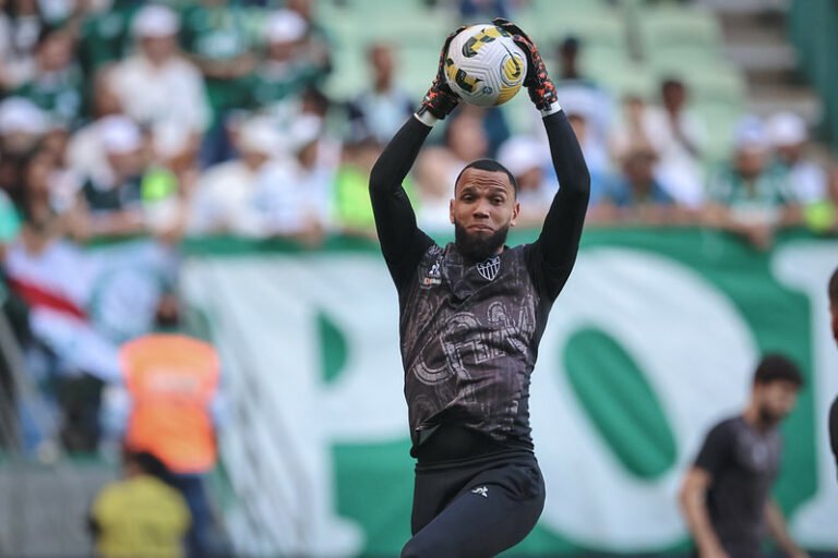 Éverson elogia mudanças e melhoria no sistema defensivo do Galo e a torcida alvinegra