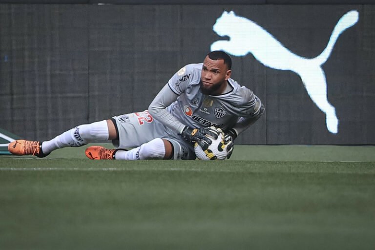 Em mês decisivo na temporada, goleiro Éverson fala sobre o duelo com o Fluminense e a sequência alvinegra: “É um mês de grandes jogos”