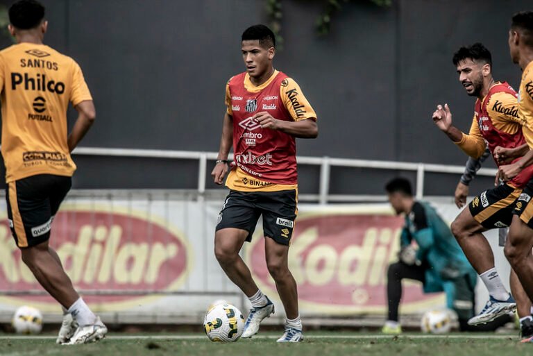Com mudanças dentro e fora de campo, Santos inicia preparação para enfrentar o Corinthians, agora pelo Brasileiro