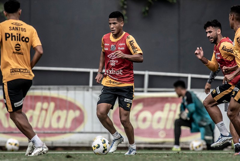 Com mudanças dentro e fora de campo, Santos inicia preparação para enfrentar o Corinthians, agora pelo Brasileiro