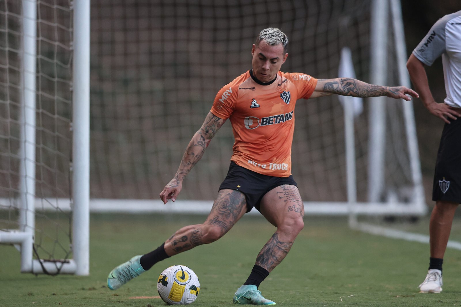 Vargas é liberado pelo DM e já treina normalmente na Cidade do Galo