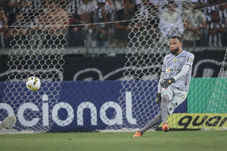 Éverson fala sobre perda de ritmo do Atlético, falhas defensivas e pênalti marcado para o Santos