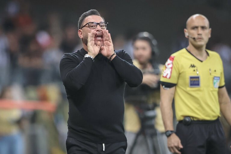 Pressão no cargo? Turco Mohamed fala sobre vaias da torcida do Atlético e pressão como treinador