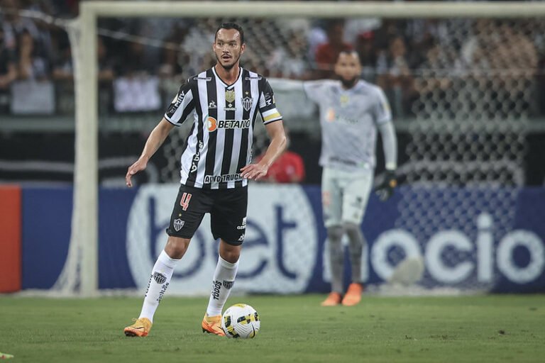 Réver critica erros defensivos do Atlético em empate com Santos: “Que não se repita”