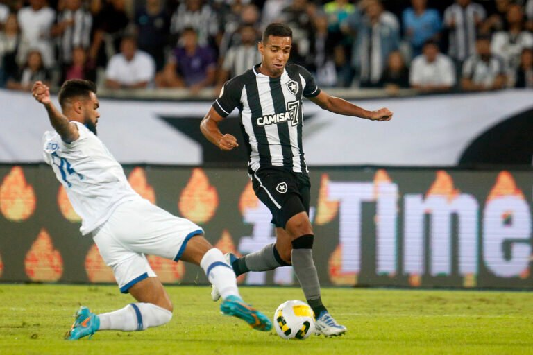 Após invasão, staff de Victor Sá confirma permanência no Botafogo