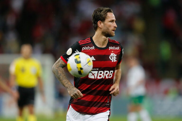 Flamengo recebe proposta do Braga por Léo Pereira