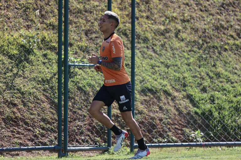 Diretor alvinegro, Rodrigo Caetano comenta situação de Zaracho no departamento médico do clube
