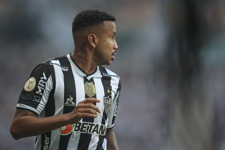 Atlético Mineiro atualiza situação de Jair após cirurgia na mão e fala sobre período de recuperação