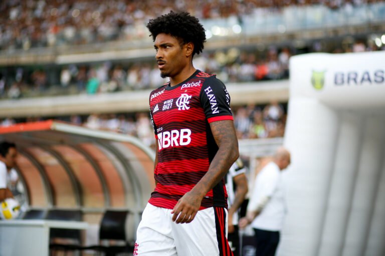 São Paulo faz sondagem por Vitinho e Flamengo impõe condição para negócio
