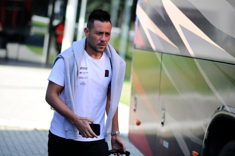 Flamengo refaz exames e jogadores voltam a testar positivo para Covid-19