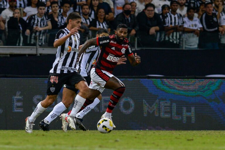 Após saída de Isla, Flamengo mantém conversas para renovar com Rodinei