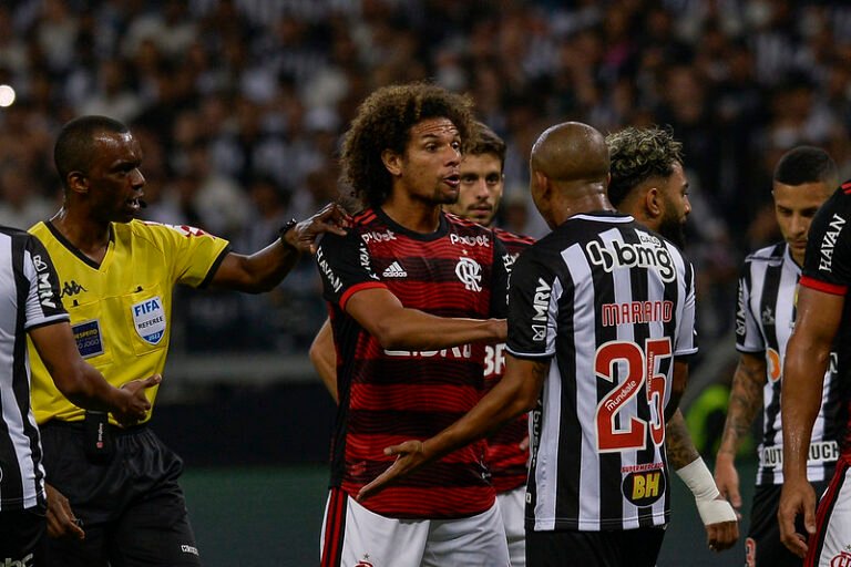 Árbitro de Atlético x Flamengo relata reclamações de dirigentes do clube carioca no intervalo