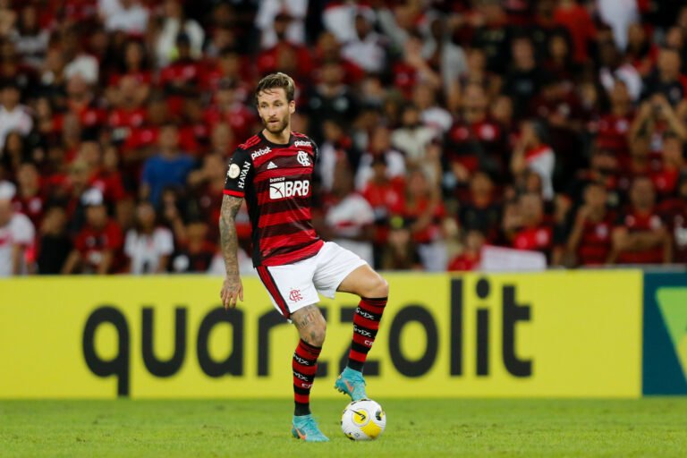 Léo Pereira recebe sondagem do Inter, mas prioriza clube português