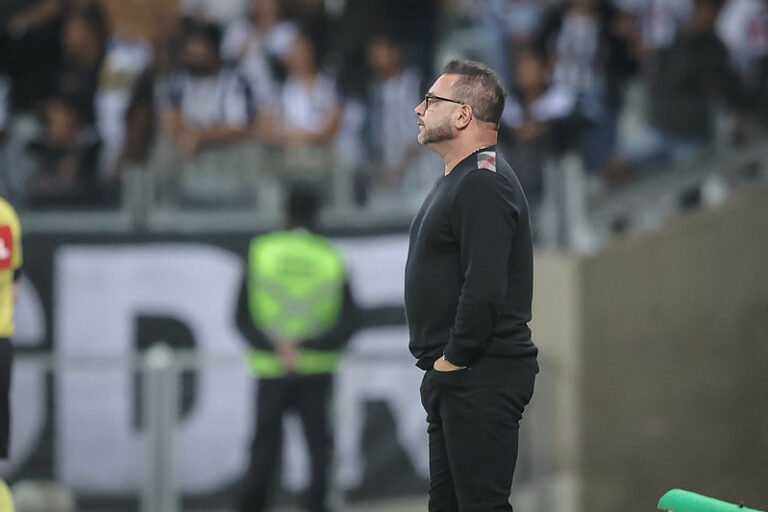 Antonio Mohamed explica escalação reserva diante de Fortaleza e foco na Libertadores